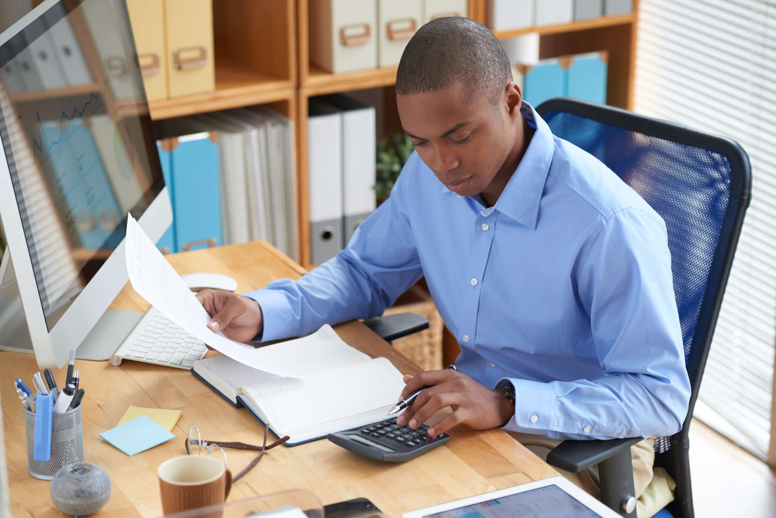 profissional do financeiro exercendo suas atividades